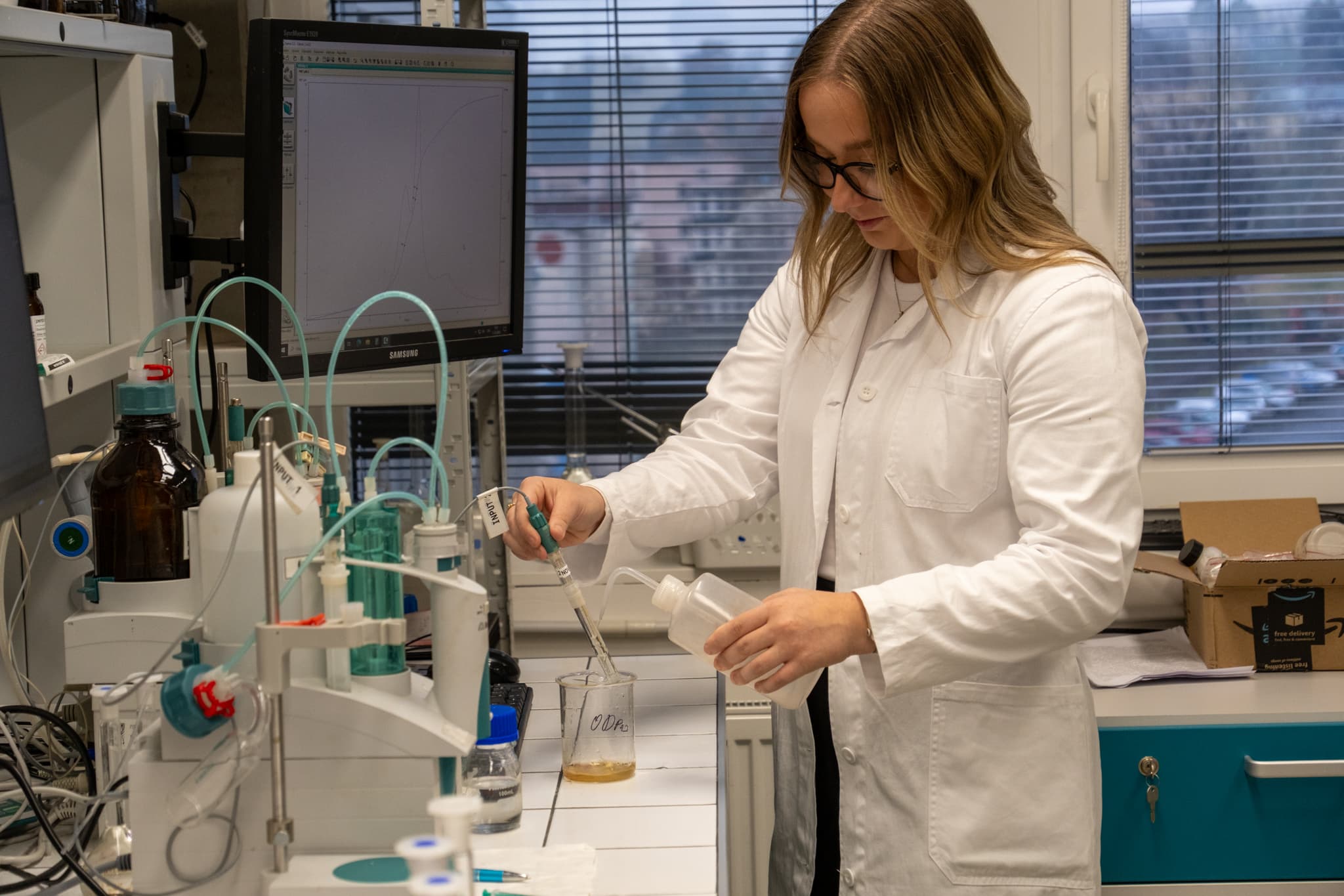 Je to vlajková loď univerzity. Budova stála zhruba jednu miliardu korun. Vedle laboratoří a poslucháren tu jsou relaxační zóny, moderní auly, hvězdárna na střeše, propojení s parkem.