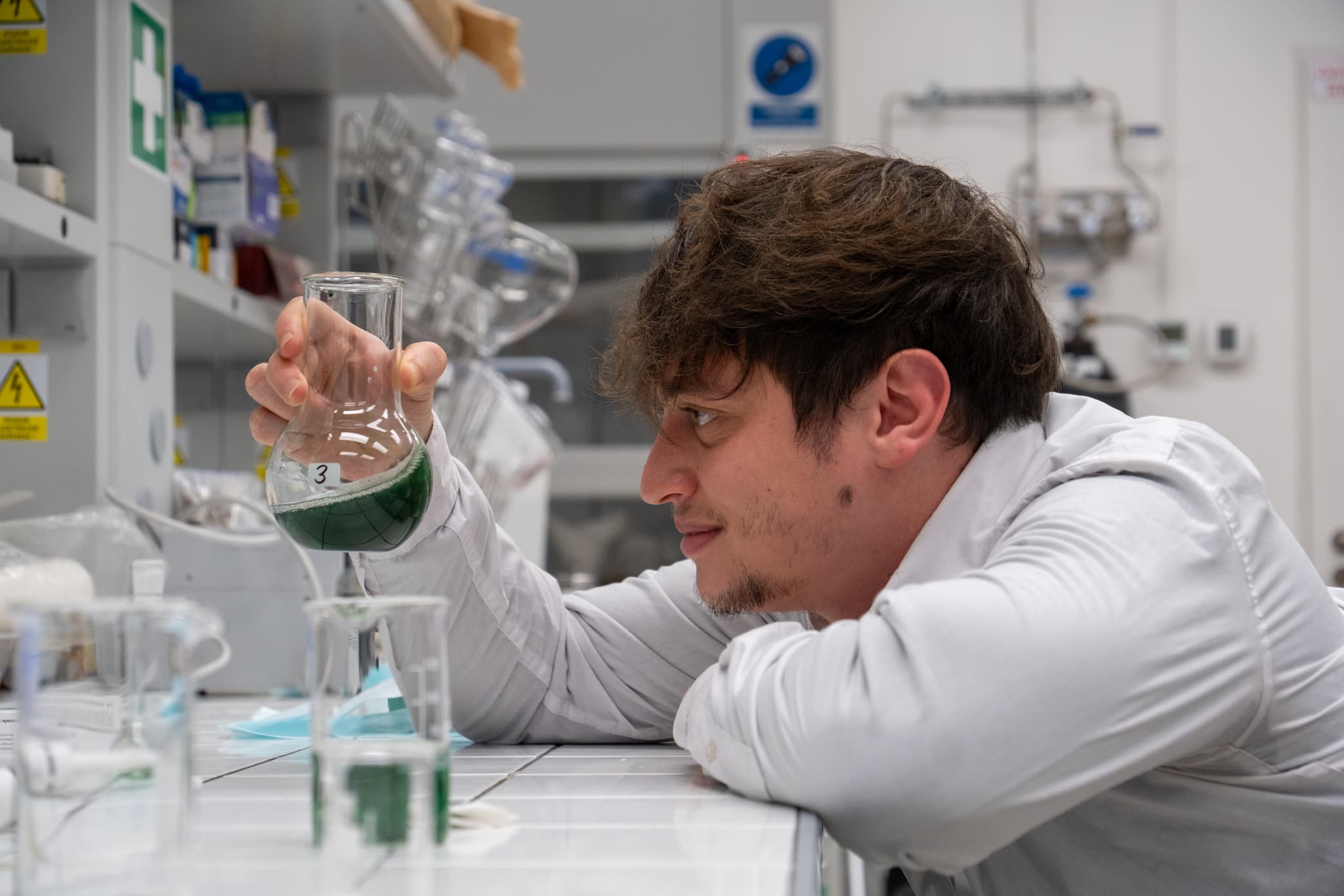 Děláme vědu na skutečně evropské úrovni. Na FŽP řešíme globální výzvy – od vývoje bezpečnějších baterií až po revoluční recyklaci textilu. I díky těmto našim projektům se Ústecký kraj stal skokanem roku v prestižním výzkumu.